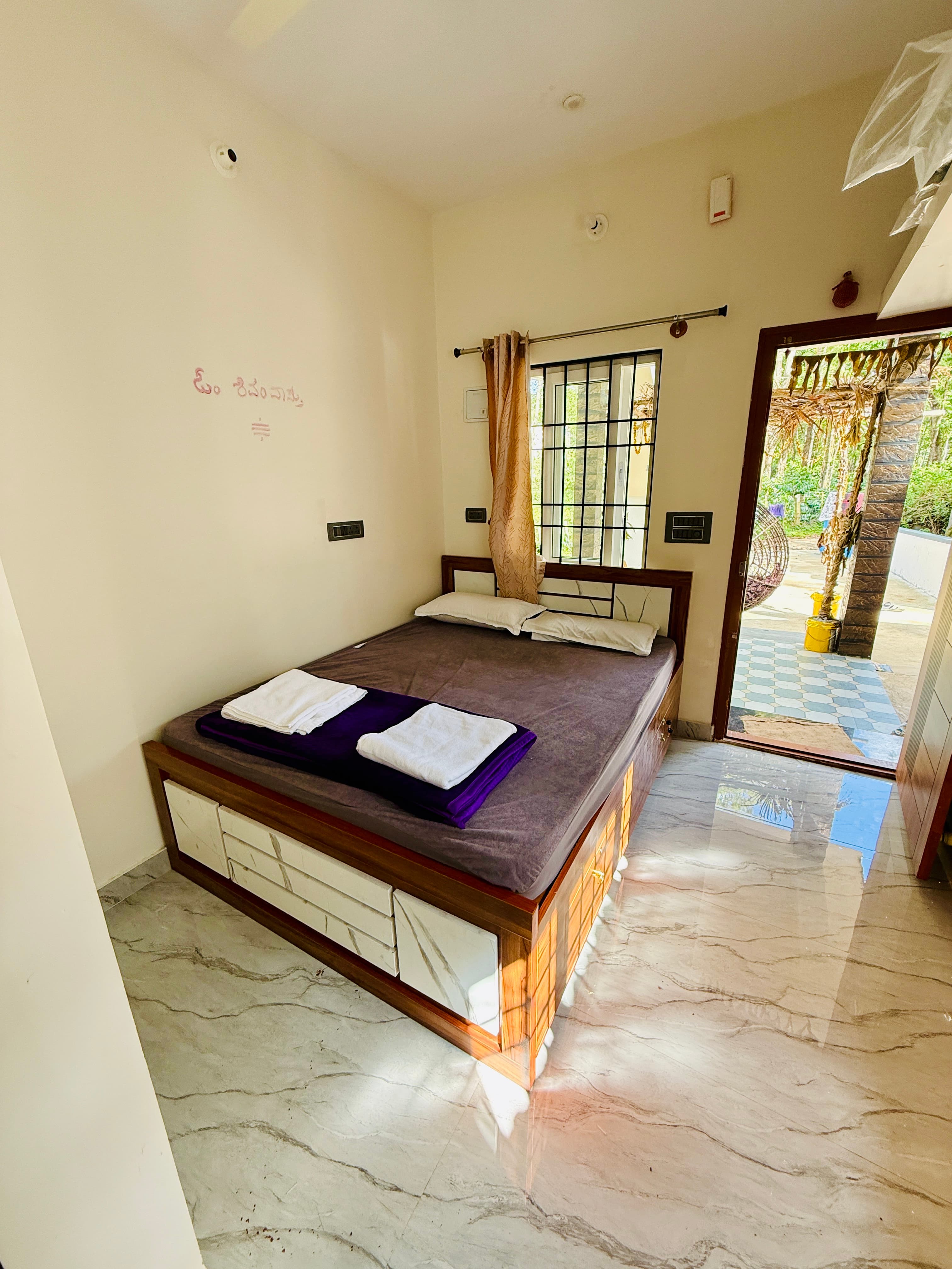 Single Queen Size Bed Room